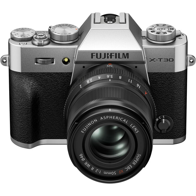 Cámara mirrorless Fujifilm X-T30 III con lente 15-45mm